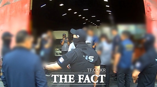 국가정보원은 9일 태국 마약통제청(ONCB)과 합동으로 태국에 있는 마약원료 물질 보관 창고(방콕 등 10개소)를 급습, 마약 제조 원료·화학물질 49.98톤을 전량 압수했다. 국내 정부기관이 해외에 있는 마약 공급기지를 대상으로 직접 단속에 나선 것은 이번이 최초이다. 마약 공급기지 급습 당시. /국가정보원