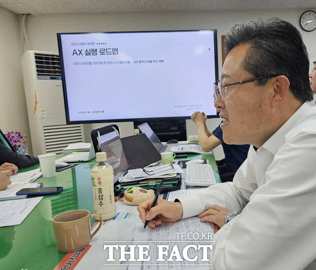 시민과 함께하는 새로운 시정 비전 수립을 논의하는 장기수 천안시장 당선인. /장기수 당선인 인수위