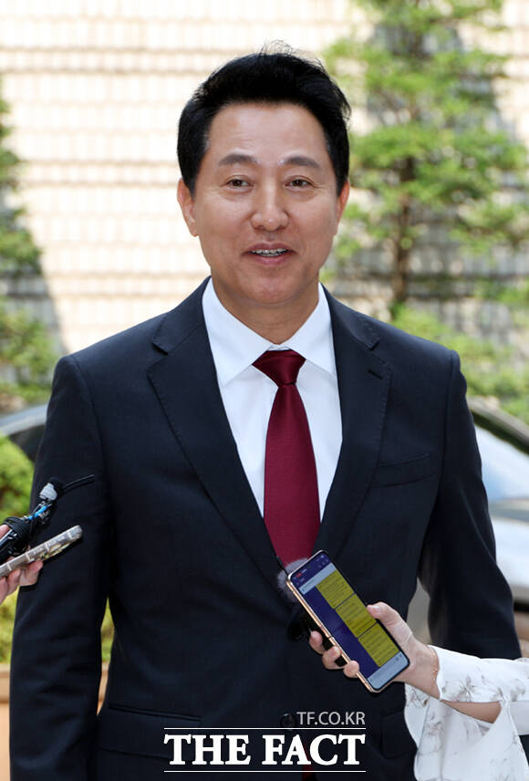 오세훈 서울시장이 10일 오전 서울 서초구 서울중앙지방법원에서 열린 '명태균 여론조사 의혹' 사건 1심 속행 공판에 출석하며 취재진의 질문에 답하고 있다. /이새롬 기자