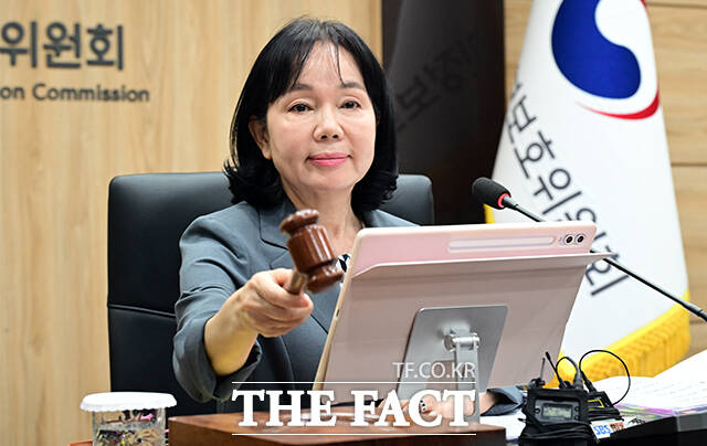 송경희 개인정보보호위원회 위원장이 10일 오전 서울 종로구 정부서울청사에서 열린 제11회 전체회의에 참석해 모두발언을 하고 있다. /임영무 기자