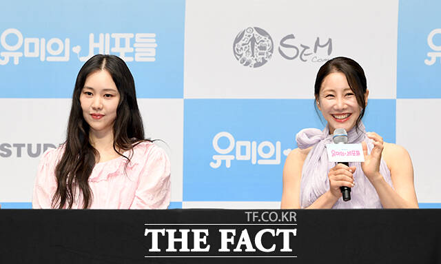 배우 김소향(왼쪽 네 번째)이 10일 오후 서울 광진구 티켓링크 1975 씨어터에서 열린 뮤지컬 '유미의 세포들' 제작발표회에 참석해 취재진의 질문에 답하고 있다. 왼쪽부터 양정웅 연출, 배우 티파니 영, 김예원, 김소향, 최재림, 정택운. /박상민 기자