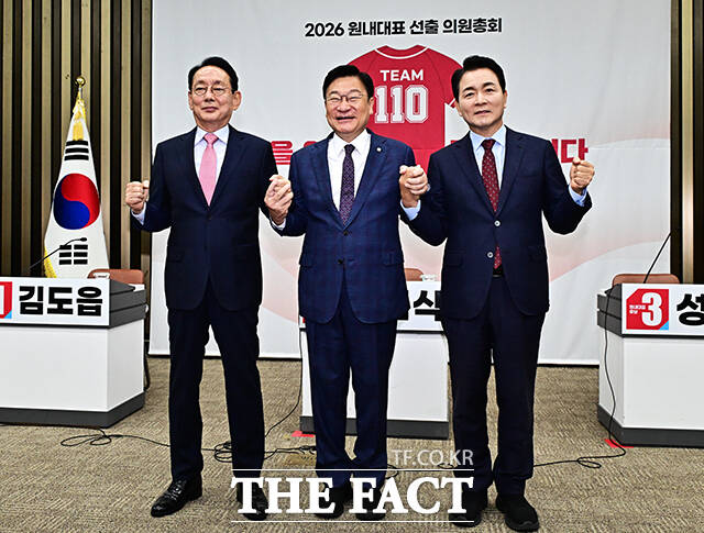 김도읍·정점식·성일종 국민의힘 원내대표 후보(왼쪽부터)가 10일 오전 서울 여의도 국회에서 열린 국민의힘 2026 원내대표 선출 의원총회에 참석해 사진 촬영을 하고 있다. /국회=배정한 기자