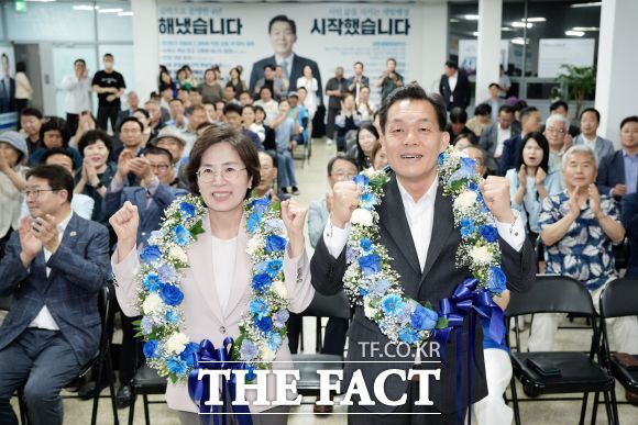 지난 3일 당선 후 아내와 함께 세리머니를 하는 이재준 수원시장 당선인. /이재준 시장 후보 선거캠프