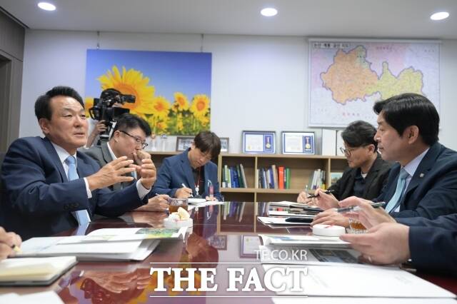 백성현 논산시장(왼쪽)이 9일 서울 여의도 국회에서 황명선 국회의원을 만나 지역 핵심현안을 설명하고 있다. /논산시