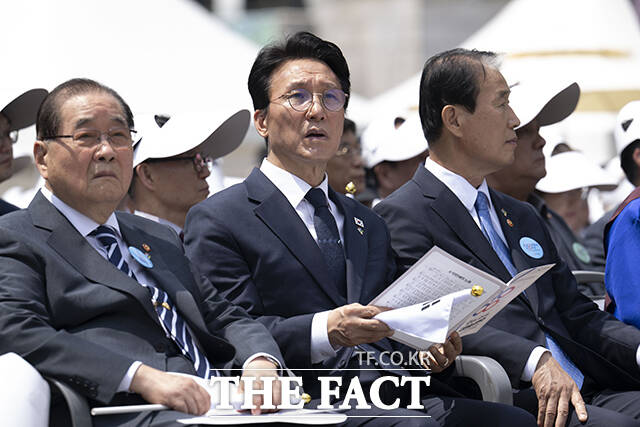 김민석 국무총리가 10일 오전 서울 종로구 광화문광장에서 열린 제100주년 6·10만세운동 기념식에 참석해 기념사를 하고 있다. /임영무 기자