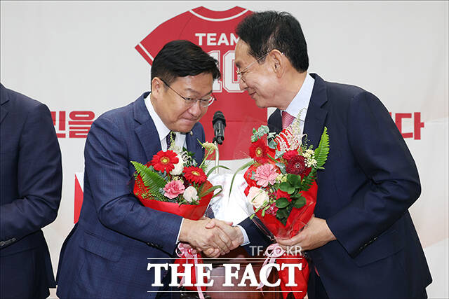 정점식 국민의힘 신임 원내대표가 10일 서울 여의도 국회에서 열린 국민의힘 원내대표 선출 의원총회에서 당선 소감을 밝히고 있다.