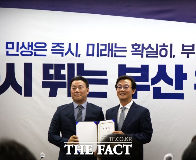 전재수 부산시장 당선인이 10일 오후 부산시장 인수위 출범식에서 차재권 인수위원장에게 위촉장을 전달한 뒤 기념사진을 찍고 있다. /손연우 기자