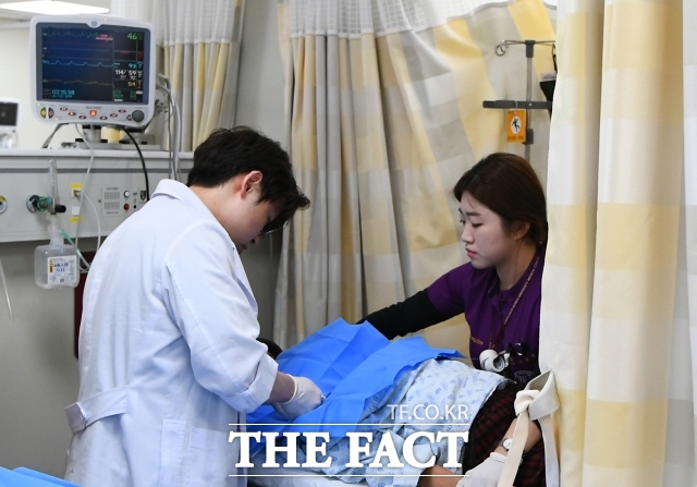 2019년 2월 20일 서울 구로구 고려대학교 구로병원 응급실에서 의료진들이 응급 시술을 진행하고 있다.