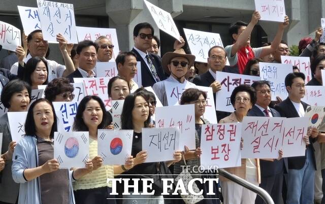 인천시 원로자문위원단 및 시민사회단체 회원 150여 명이 10일 인천시청 앞 계단에서 사상 초유의 투표용지 부족 사태에 대한 입장을 밝히고 있다. /김재경 기자