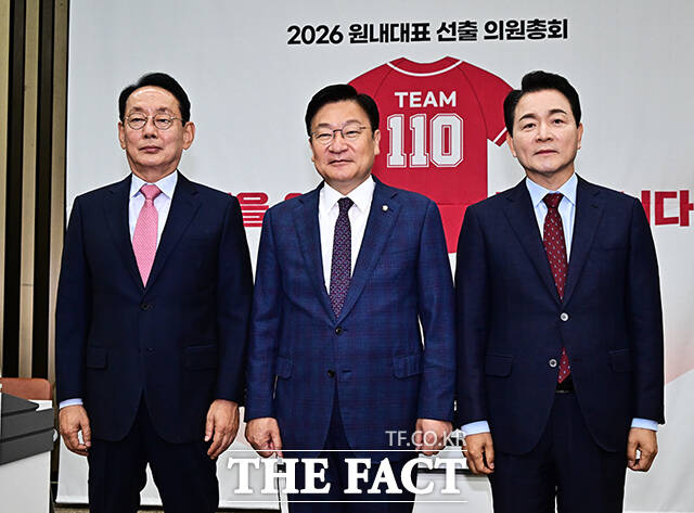 김도읍·정점식·성일종 국민의힘 원내대표 후보(왼쪽부터)가 10일 오전 서울 여의도 국회에서 열린 국민의힘 2026 원내대표 선출 의원총회에 참석해 사진 촬영을 하고 있다. /국회=배정한 기자