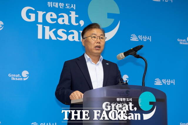 김형훈 익산시 녹색도시환경국장이 10일 익산시청 브리핑실에서 익산시 녹색 정원도시 10년 성과를 발표하고 있다. /익산시