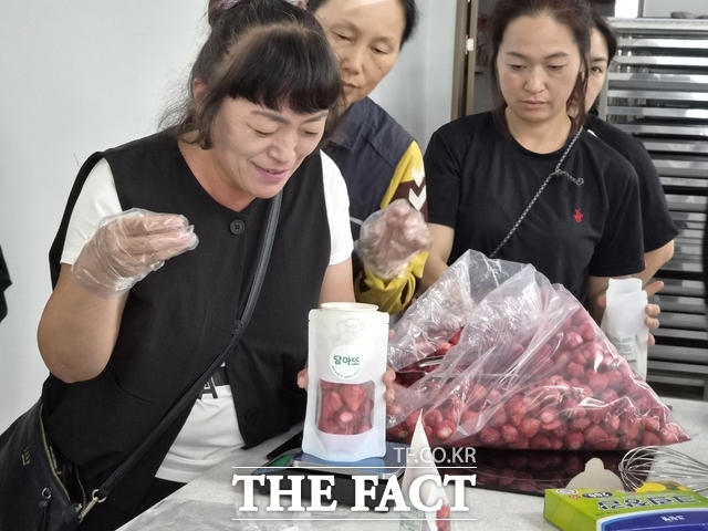 담양군 농업기술센터에서 '담아또 딸기칩 상품화 교육'이 진행되고 있다. /담양군