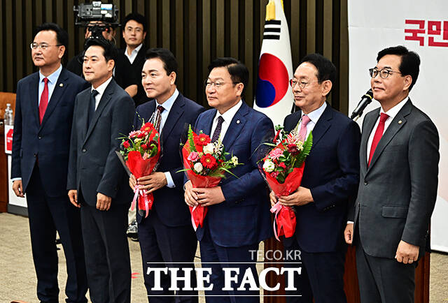 정점식 국민의힘 신임 원내대표가 10일 서울 여의도 국회에서 열린 국민의힘 원내대표 선출 의원총회에서 당선 소감을 밝히고 있다.