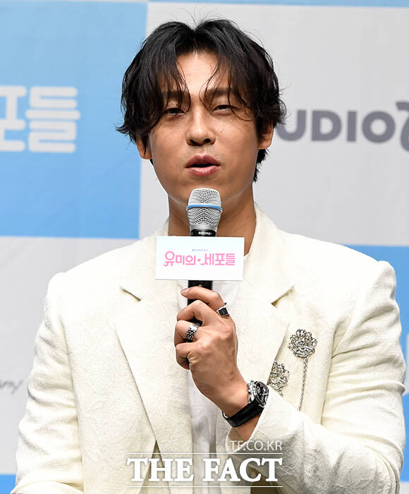 배우 김소향(왼쪽 네 번째)이 10일 오후 서울 광진구 티켓링크 1975 씨어터에서 열린 뮤지컬 '유미의 세포들' 제작발표회에 참석해 취재진의 질문에 답하고 있다. 왼쪽부터 양정웅 연출, 배우 티파니 영, 김예원, 김소향, 최재림, 정택운. /박상민 기자