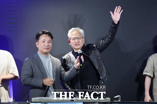 젠슨 황 엔비디아 최고경영자(CEO)가 지난 7일 서울 서초구 포털 PC방을 방문해 엔씨 김택진 대표와 단상에 올라 발언하고 있다. /뉴시스