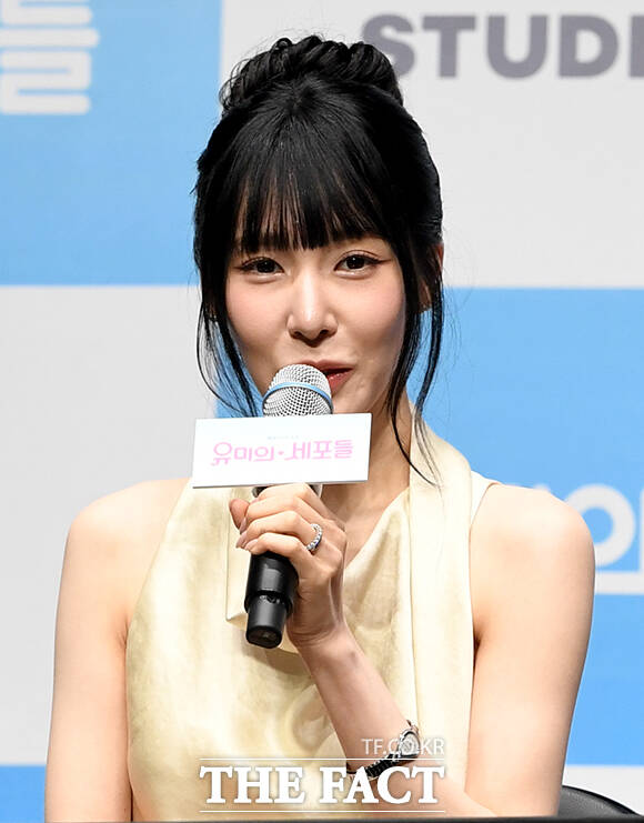 배우 김소향(왼쪽 네 번째)이 10일 오후 서울 광진구 티켓링크 1975 씨어터에서 열린 뮤지컬 '유미의 세포들' 제작발표회에 참석해 취재진의 질문에 답하고 있다. 왼쪽부터 양정웅 연출, 배우 티파니 영, 김예원, 김소향, 최재림, 정택운. /박상민 기자