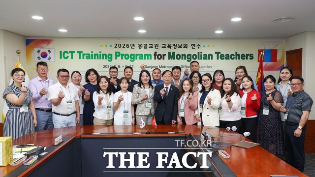 10일 설동호 대전교육감이 몽골 교원 초청 교육정보화 연수단을 접견한 후 기념촬영을 하고 있다. /대전시교육청