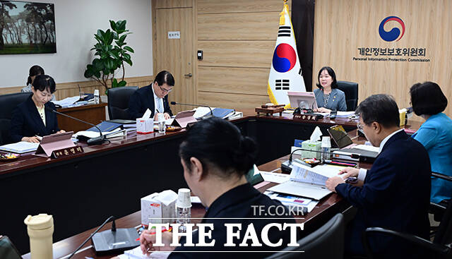송경희 개인정보보호위원회 위원장이 10일 오전 서울 종로구 정부서울청사에서 열린 제11회 전체회의에 참석해 모두발언을 하고 있다. /임영무 기자