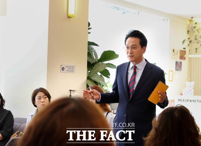 10일 고양시 소재 한 카페에서 열린 경청투어에서 학부모, 학교운영위 관계자들이 모인 가운데 발언하는 안민석 경기도교육감 당선인. /안민석 당선인 선거캠프