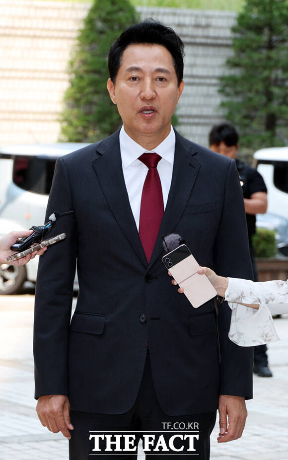 오세훈 서울시장이 10일 오전 서울 서초구 서울중앙지방법원에서 열린 '명태균 여론조사 의혹' 사건 1심 속행 공판에 출석하며 취재진의 질문에 답하고 있다. /이새롬 기자