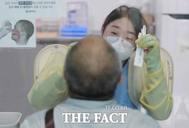 2023년 8월 2일 서울 은평구 보건소 선별진료소에서 의료진이 검사를 실시 하고 있다. /더팩트DB