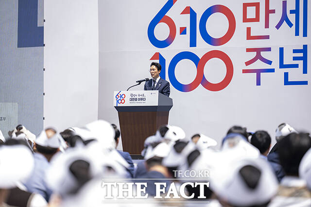 김민석 국무총리가 10일 오전 서울 종로구 광화문광장에서 열린 제100주년 6·10만세운동 기념식에 참석해 기념사를 하고 있다. /임영무 기자