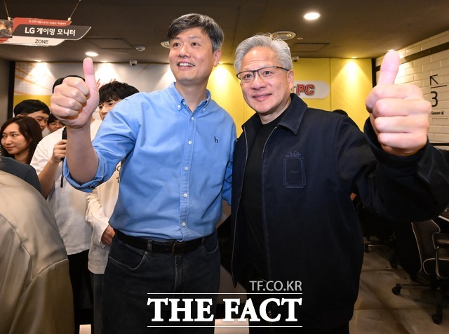 젠슨 황 엔비디아 최고경영자(CEO)가 7일 서울 강남구의 한 PC방에서 장병규 크래프톤 의장과 함께 크래프톤 유저들과 만나 엄지를 들어 보이고 있다. /뉴시스