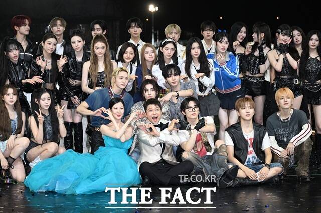 더팩트가 주최하고 팬앤스타, UCW가 주관하는 '2026 더팩트 뮤직 어워즈(THE FACT MUSIC AWARDS, TMA)'가 9월 19일 부산아시아드주경기장에서 개최를 확정했다. 사진은 2025년 9월 20일 마카오 아웃도어 퍼포먼스 베뉴에서 열린 '2025 더팩트 뮤직 어워즈' 출연진이 기념 촬영을 하고 있는 모습이다./더팩트DB
