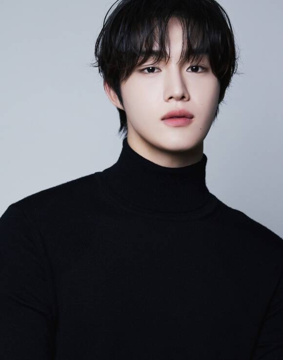배우 현석이 그룹 CIX 해체 후 매니지먼트 런과 전속계약을 체결하며 본격적인 연기 행보를 펼칠 예정이다. /매니지먼트 런