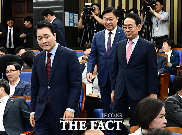 김도읍·정점식·성일종 국민의힘 원내대표 후보(왼쪽부터)가 10일 오전 서울 여의도 국회에서 열린 국민의힘 2026 원내대표 선출 의원총회에 참석해 사진 촬영을 하고 있다. /국회=배정한 기자