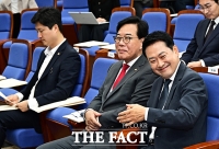  신임 원내대표 선출 앞두고 미소 짓는 송언석과 장동혁 [포토]