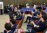  마지막 인사하는 송언석 전 원내대표 [포토]