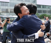 포옹하는 김민석 총리와 정청래 대표 [포토]