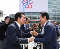  당 복귀 앞둔 김민석 총리, 정청래 대표와 포옹 [TF사진관]