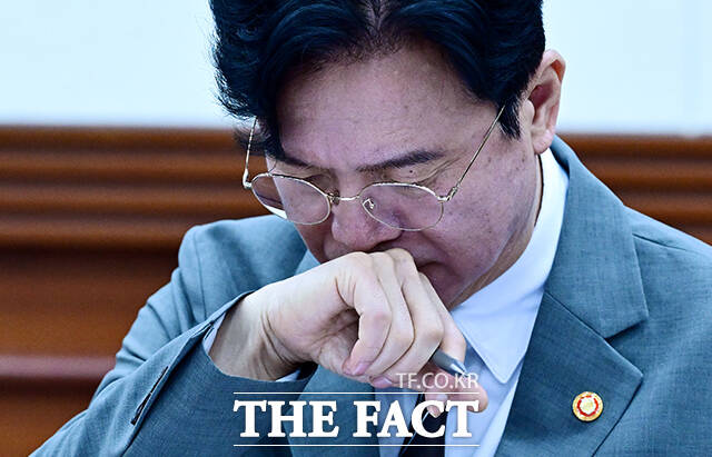 김영훈 고용노동부 장관이 지난달 15일 오전 서울 종로구 정부서울청사에서 열린 비상경제본부회의 겸 경제관계장관회의 및 부동산관계장관회의에 참석해 구윤철 부총리의 발언을 듣고 있다. /임영무 기자