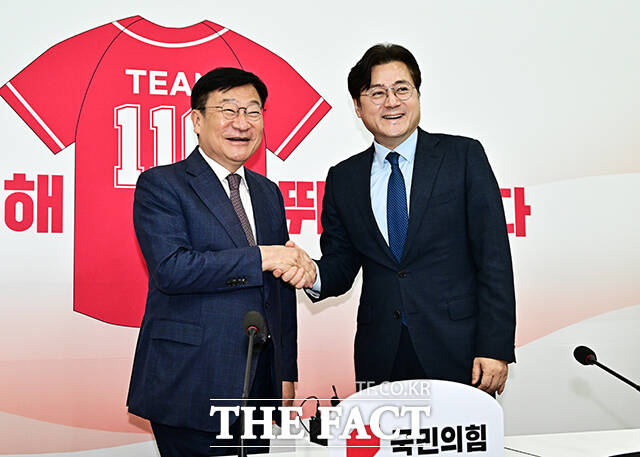 정점식 국민의힘 신임 원내대표가 11일 오후 서울 여의도 국회에서 홍익표 청와대 정무수석을 접견하며 인사말을 하고 있다.