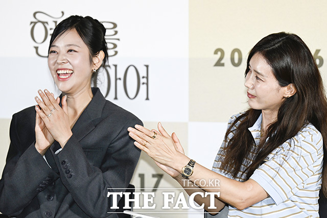 김다솜 감독과 배우 배민수, 황보운, 채정안(왼쪽부터)이 포즈를 취하고 있다.