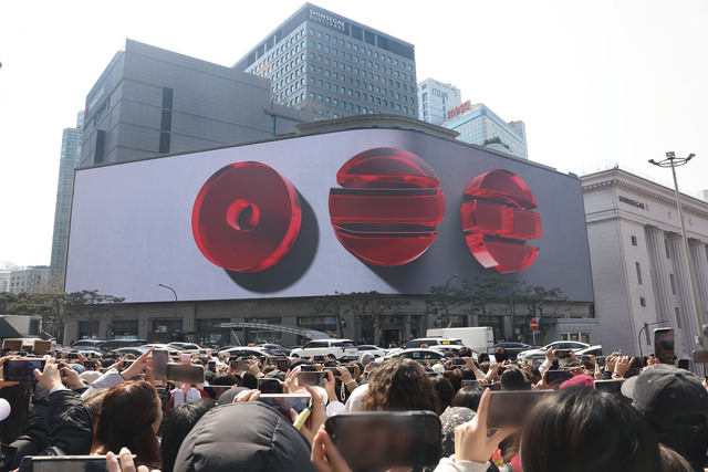 신세계백화점 본점이 대규모 리뉴얼 마친 이후 외국인 고객이 폭발적으로 유입됐다. 하나카드 결제 데이터 분석 결과 올해 1분기 신세계 본점의 외국인 카드 이용액은 전년 대비 98% 급증했다. /신세계백화점