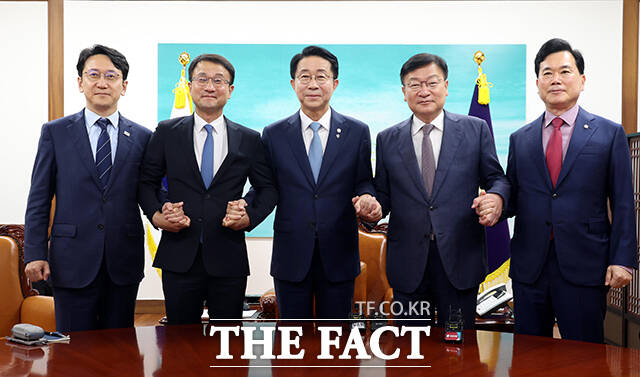 조정식 국회의장이 11일 오후 서울 여의도 국회에서 여야 원내대표와 회동 전 기념촬영을 하고 있다. 왼쪽부터 한병도 더불어민주당 원내대표, 조 의장, 정점식 국민의힘 원내대표. /국회=배정한 기자