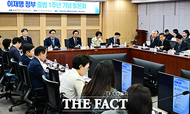 이재영 민주연구원장과 정청래 더불어민주당 대표, 한정애 정책위의장, 윤창렬 국무조정실장(아랫쪽 왼쪽 두번째부터)이 11일 오후 서울 여의도 국회 의원회관 제2세미나실에서 열린 이재명 정부 출범 1주년 기념 토론회에 참석해 기념사진 촬영을 하고 있다.