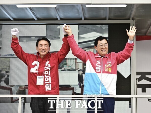 김석기 국회의원과 선거 운동을 하고 있는 주낙영 경주시장. /주낙영 캠프
