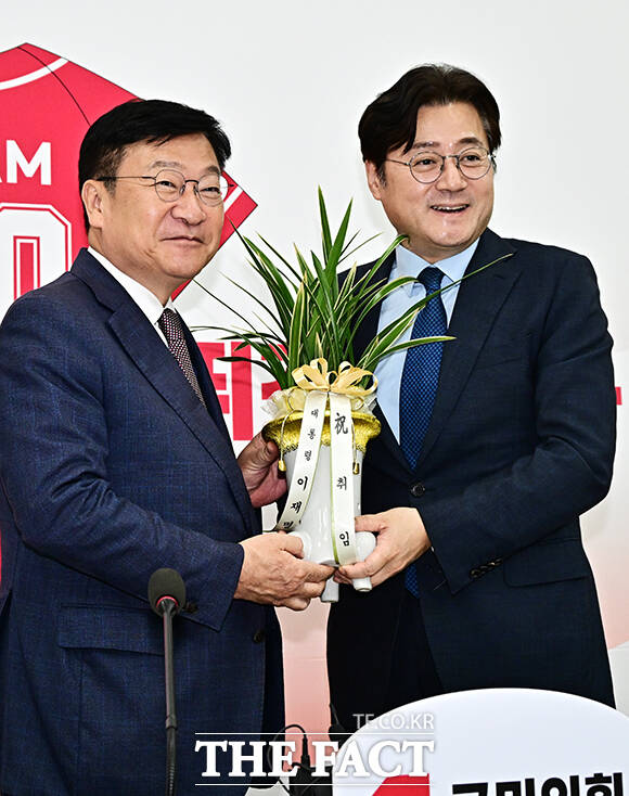 정점식 국민의힘 신임 원내대표가 11일 오후 서울 여의도 국회에서 홍익표 청와대 정무수석을 접견하며 인사말을 하고 있다.
