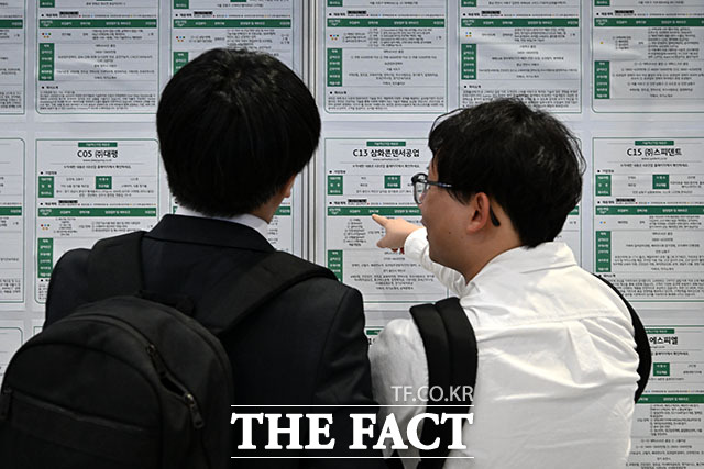 ‘2026 1차 KB굿잡 우수기업 취업박람회’가 지난 4월 27일 오전 서울 강남구 삼성동 코엑스에서 열린 가운데 구직자들이 채용 공고 게시대를 살펴보고 있다. 사진은 기사 내용과 무관. /서예원 기자