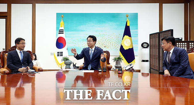 조정식 국회의장이 11일 오후 서울 여의도 국회에서 여야 원내대표와 회동 전 기념촬영을 하고 있다. 왼쪽부터 한병도 더불어민주당 원내대표, 조 의장, 정점식 국민의힘 원내대표. /국회=배정한 기자