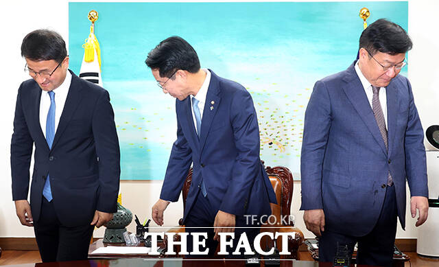 조정식 국회의장이 11일 오후 서울 여의도 국회에서 여야 원내대표와 회동 전 기념촬영을 하고 있다. 왼쪽부터 한병도 더불어민주당 원내대표, 조 의장, 정점식 국민의힘 원내대표. /국회=배정한 기자
