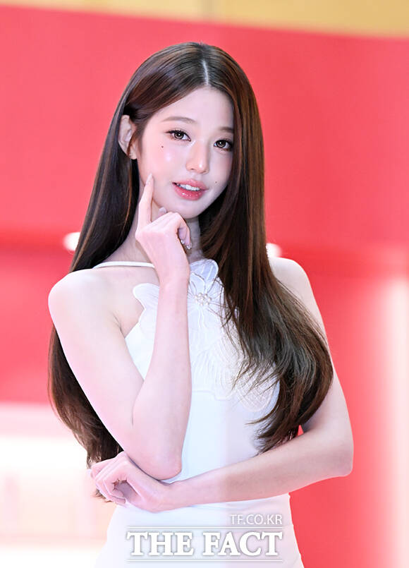 아이브 장원영이 11일 서울 송파구 롯데백화점 에비뉴엘 잠실점에 마련된 팝업스토어 '핑크 글로우 테크 라운지' 오픈 기념행사에 참석해 포즈를 취하고 있다. /이새롬 기자