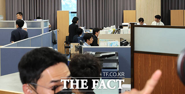 6·3 지방선거 '투표용지 부족 사태'를 수사하는 서울경찰청 광역범죄수사대 수사관들이 11일 오후 경기 과천시 중앙선거관리위원회 선거종합상황실에서 압수수색을 하고 있다. /과천=박헌우 기자