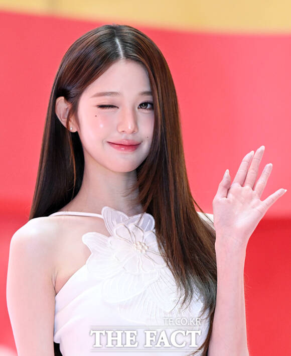 아이브 장원영이 11일 서울 송파구 롯데백화점 에비뉴엘 잠실점에 마련된 팝업스토어 '핑크 글로우 테크 라운지' 오픈 기념행사에 참석해 포즈를 취하고 있다. /이새롬 기자