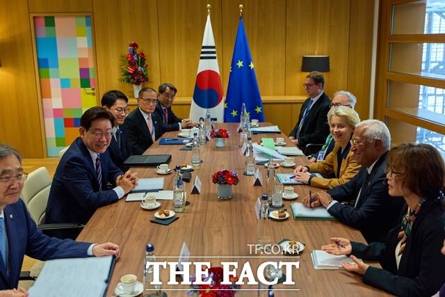 이재명 대통령이 10일(현지시간) 벨기에 브리쉘의 유럽연합(EU) 이사회에서 안토니우 코스타 상임의장, 우르술라 폰 데어 라이엔 집행위원장과 정상회담을 갖고 있다. /청와대