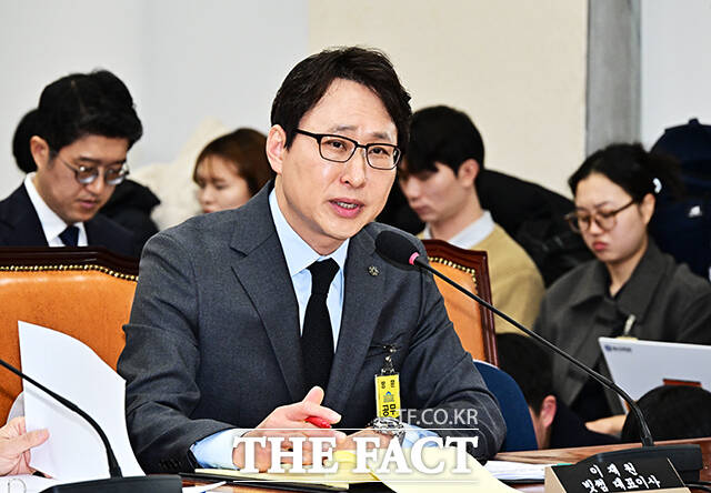 김병기 무소속 의원의 '차남 취업 청탁' 의혹을 수사 중인 경찰이 이재원 빗썸 대표이사도 뇌물공여 혐의로 입건해 수사 중이다. 사진은 이 대표가 지난 2월 서울 여의도 국회에서 열린 정무위원회 전체회의에 출석한 모습. /국회=배정한 기자